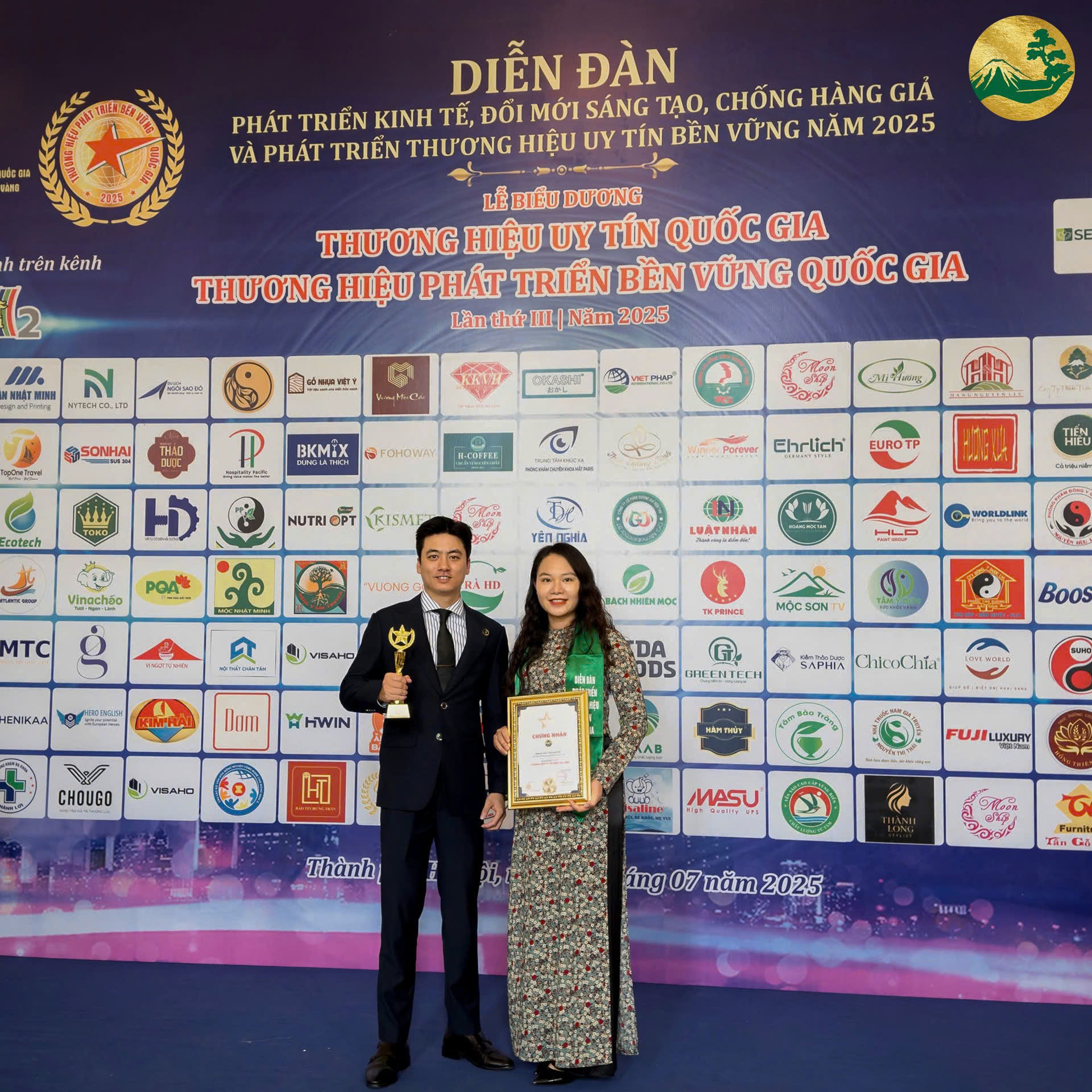 Đội ngũ Hệ thống vườn tùng Toàn JP ăn mừng giải thưởng uy tín